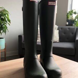 Hunter Wide-Calf Rain Boots